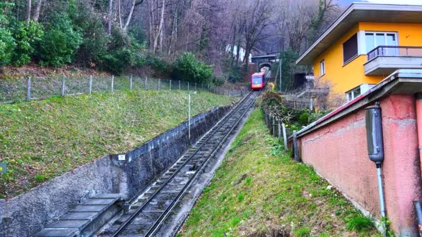 Monte San Salvatore Füniküler Parlak Kırmızı Tramvayı Dağ Yamacından Aşağı — Stok video