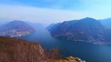 Lugano Gölü, Monte Bre, Monte Boglia, Monte Sighignola ile muhteşem Alp manzarası Monte San Salvatore, Lugano, Ticino, İsviçre