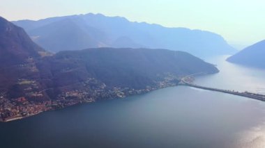 Monte San Salvatore, Melide Causeway, Alp manzarası, Monte Boglia ve Monte Bre, Lugano, İsviçre ile Lugano Gölü 'nü gözlemler.