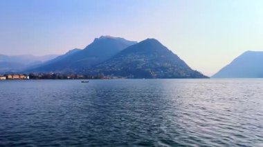 Lugano Gölü 'nün dalgalı yüzeyi Monte Bre ve Monte Boglia, Lugano, Ticino, İsviçre