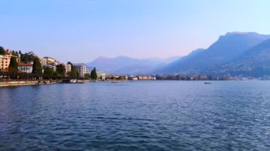 Lugano Gölü 'nde güzel puslu bir sabah. Arka planda renkli evler, Monte Bre ve Monte Boglia, Lugano, İsviçre