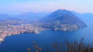 Monte San Salvatore yamacından Monte Bre, Monte Boglia, Lugano Gölü ve Lugano bölgeleri ile Alp Manzarası Panoraması, Ticino, İsviçre