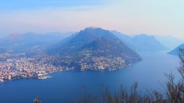 Monte Bre sisli Alplere karşı ön planda Lugano Gölü, Lugano, İsviçre