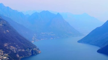 Kayalık puslu Monte dei Pizzoni 'nin güzel silueti Sasso di Cressogno ile kaplandı ve Lugano Gölü, Valsolda, İtalya