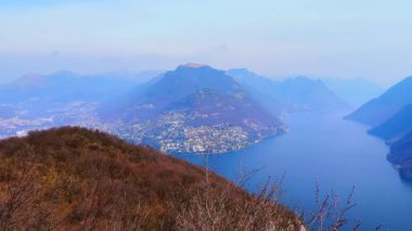Lugano Gölü ve Alp manzarasını Monte San Salvatore, Lugano, Ticino, İsviçre 'nin tepesinden izleyin.