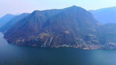Hazy Monte Sighignola, Lugano Gölü yüzeyine yansıyan manzara Monte San Salvatore, Ticino, İsviçre