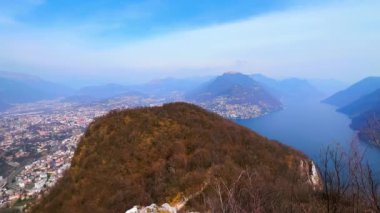 Monte San Salvatore yamacında, Lugano Gölü, Monte Bre, Monte Boglia ve Lugano, Ticino, İsviçre 'nin evleri ile kaplıdır.