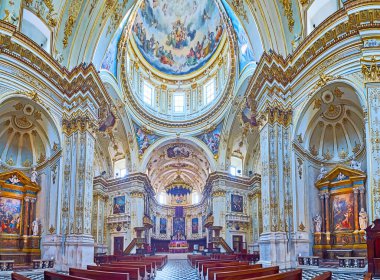 BERGAMO, ITALY - APRIL 7, 2022: Duomo di Bergamo 'nun (Bergamo Katedrali) süslü sunakları ve başyapıtı Ana Şapel (Cappella Maggiore), Citta Alta, Bergamo, İtalya