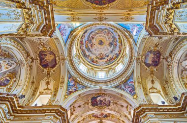 BERGAMO, İtalya - 7 Nisan 2022: Sant 'Alessandro Katedrali' nin zengin dekore edilmiş iç kubbesi yaldızlı desenler, freskler, boyalı elementler ve sıva, Bergamo, İtalya