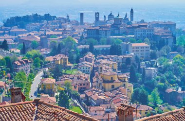 Bergamo 'nun San Vigilio Hill, Lombardy, İtalya' dan yeşil parklarla çevrili orta çağ kiremit çatıları, kubbeler ve yüksek çan kuleleri (Yukarı Şehir).