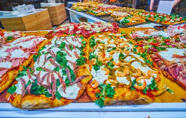 Domates, prosciutto, mozzarella, fesleğen, ançüez, zeytin ve İtalya 'nın Bergamo Alta meyhanesindeki diğer malzemelerle kaplı geniş bir Focaccia çeşidi.