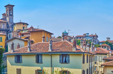 Arka planda 16. Piskoposluk Papaz Okulu Giovanni 'nin kubbesi olan Citta Alta' nın (üst kasaba) çok sayıda bacası ve kiremit çatıları, Bergamo, İtalya