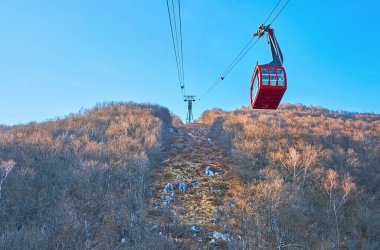 Orselina Cardada Mount teleferiği Cardada Cimetta 'nın dik yamacına karşı, Ticino, İsviçre