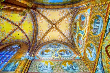 BUDAPEST, HUNGARY - 28 Şubat 2022: Matthias Kilisesi 'ndeki renkli ortaçağ freskleri, 21 Şubat' ta Macaristan 'ın Budapeşte kentinde