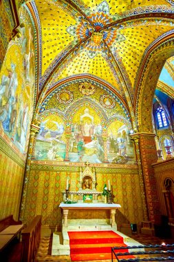 BUDAPEST, HUNGARY - 28 Şubat 2022: Saint Ladislaus Şapeli duvarlarında manzaralı freskler, Matthias Kilisesi, 21 Şubat 'ta Macaristan' ın Budapeşte kentinde