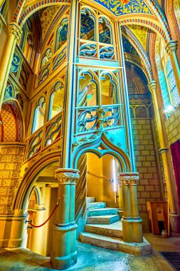 BUDAPEST, HUNGARY - 28 Şubat 2022: Matthias Kilisesi Gotik merdiven, 21 Şubat 'ta Budapeşte, Macaristan