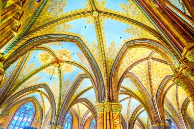 BUDAPEST, HUNGARY - 28 Şubat 2022: 21 Şubat 'ta Macaristan' ın Budapeşte kentinde, renkli fresklerle süslenmiş Orta Çağ Gotik Matthias Kilisesi 'nin pirzola kubbeli tavanı