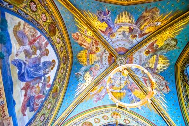 BUDAPEST, HUNGARY - 28 Şubat 2022: Matthias Kilisesi 'ndeki renkli ortaçağ freskleri, 21 Şubat' ta Macaristan 'ın Budapeşte kentinde