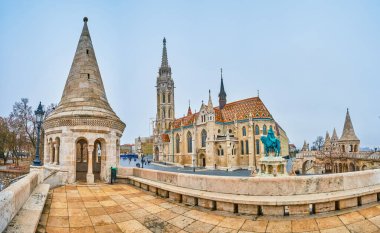 Surları, kuleleri, Matthias Kilisesi ve Macaristan 'ın Aziz Stephen, Budapeşte heykeli ile Balıkçı Kalesi Panoraması