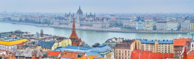 Fisherman 'ın Parlamento Kalesi ve Macaristan' ın Budapeşte kentinin diğer simgelerinden panoramik manzara