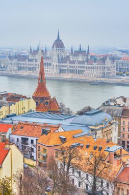 Budapeşte şehir manzarası, Tuna Nehri ve kıyısı Macaristan Parlamento binasının yer aldığı Balıkçı Kalesi 'nden.