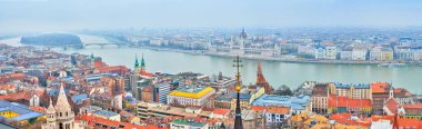 Budapeşte 'nin Balıkçı Kalesi' nden panoramik manzara, Tuna Nehri ve kıyısı Macaristan Parlamento binasının yer aldığı.