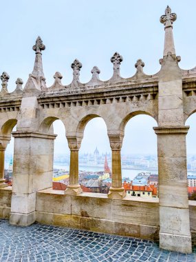 Fisherman 's Bastion' daki atari salonunun penceresinden Parlamento, evler ve Macaristan 'ın Budapeşte kentindeki Tuna Nehri' nin manzarası..