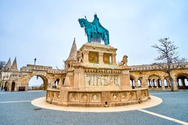Balıkçı Kalesi 'nin Kutsal Üçlü Meydanı ve Aziz Stephen Heykeli, Budapset, Macaristan