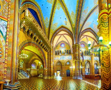 BUDAPEST, HUNGARY - 28 Şubat 2022: Tarihi Matthias Kilisesi, 21 Şubat 'ta Budapeşte, Macaristan' da fresklerle, oymalarla, yaldızlı desenlerle süslenmiş panorama