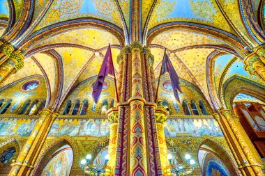 BUDAPEST, HUNGARY - 28 Şubat 2022: 21 Şubat 'ta Macaristan' ın Budapeşte kentinde, renkli fresklerle süslenmiş Orta Çağ Gotik Matthias Kilisesi 'nin pirzola kubbeli tavanı