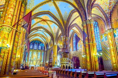 BUDAPEST, HUNGARY - 28 Şubat 2022: Tarihi Matthias Kilisesi, 21 Şubat 'ta Budapeşte, Macaristan' da fresklerle, oymalarla, yaldızlı desenlerle süslenmiş panorama