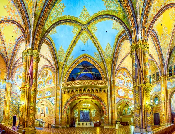 BUDAPEST, HUNGARY - 28 Şubat 2022: Matthias Kilisesi 'nin 21 Şubat' ta Budapeşte, Macaristan 'da oyulmuş Gotik süslemeler, freskler, heykeller ve kaburga atlama tavanı ile panoramik namaz salonu