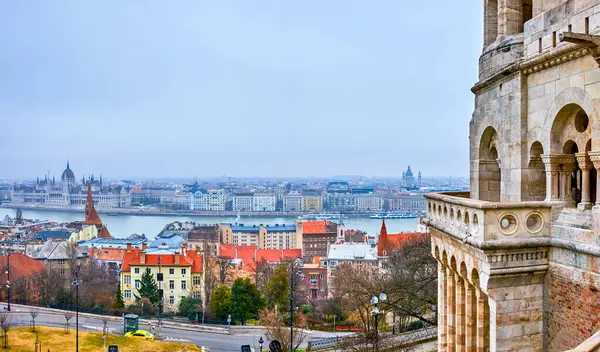 Budapeşte şehir manzarası, Tuna Nehri ve kıyısı Macaristan Parlamento binasının yer aldığı Balıkçı Kalesi 'nden.