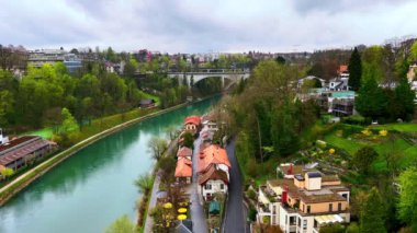 Aare Nehri 'nin yeşil kıyılarında Lorraine Köprüsü arka planda, Bern, İsviçre