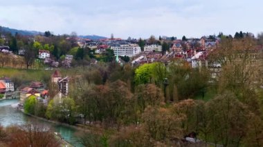 Bern manzaralı yeşil tepeler, Aare nehri, parklar, ormanlar ve şehir evleri, İsviçre