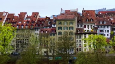Altstadt Panoraması 'nda sık kasaba evleri, St Peter ve Paul Kirche çan kuleleri ve Bern Minster, İsviçre