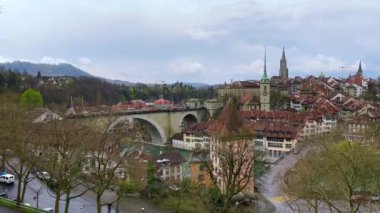 Ayı Parkı 'nın yamacından (eski kasaba) Bern Altstadt' ın panoraması, Aare nehri kıvrımları, şehir köprüleri, şehrin çatıları ve yüksek kilise kuleleri, İsviçre