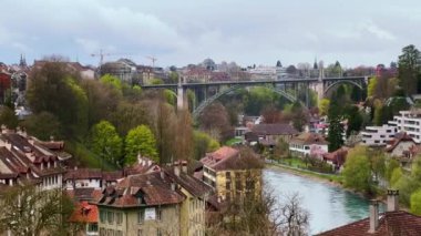 Eski şehrin panorama 'sı, Aare Nehri ile çevrili, kemerli taş Nydeggbrucke ve Kornhausbrucke köprüsü arka planda, Bern, İsviçre