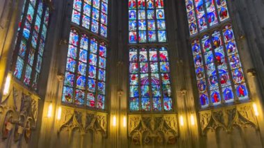 Gotik Bern Minster (Katedral), İsviçre 'de yer alan tarihi vitray pencerelerin dikey manzarası