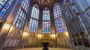 İsviçre 'nin Bern Minster katedralindeki vitray pencereler ve pirzola kubbeli tavan manzarası.