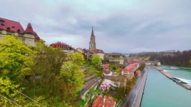 Eski şehrin panoraması, tepe yamacında küçük bahçe yatakları, kırmızı kiremit çatılar ve yağmur sırasında Aare nehri, Bern, İsviçre