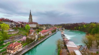 Nehir Aare ile Mattenschleife Weir ve Bern Katedrali 'nin çan kulesi İsviçre' nin Altstadt siluetine hakim.