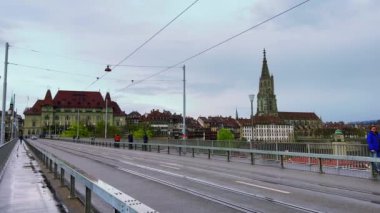 Kirchenfeldbrucke (Kirchenfeld Köprüsü) 'nden şehrin panoraması. Minster Katedrali' nin yüksek çan kulesi, kırmızı kiremit çatıları ve Federal Saray, Bern, İsviçre