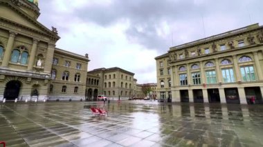 Federal Saray ve İsviçre Ulusal Bankası 'nın tarihi taş binalarıyla dolu Bundesplatz Meydanı, Bern, İsviçre