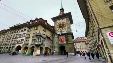 Altstadt Panoraması, Zytglogge saat kulesi, Hotelgasse ve Kramgasse 'nin köşesindeki tarihi freskli köşkler, Bern, İsviçre