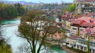 Kirchenfeldbrucke Köprüsü, Aare Nehri ve kırmızı kiremit çatılı Mattequartier vintage konutlu eski şehrin panoraması, Bern, İsviçre