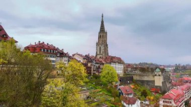 Yeşil tepeli Panorama, Mattenschleife Weir nehri ve Bern Katedrali 'nin uzun Gotik çan kulesi (Minster, Munster) yemyeşil yeşilliğin arkasında, İsviçre