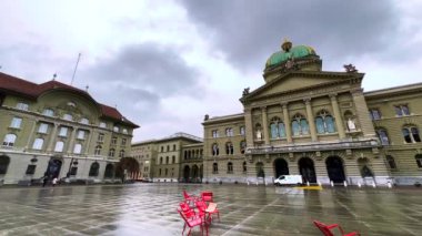 Federal Saray ve İsviçre Ulusal Bankası 'nın anıtsal taş binalarıyla Bundesplatz Meydanı Panoraması, Bern, İsviçre