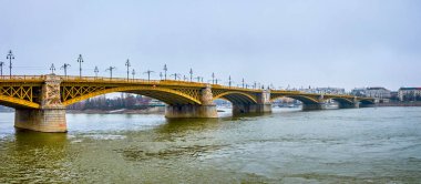 Budapeşte, Macaristan 'da sisli bir günde Margaret Köprüsü Panoraması