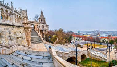 Fisherman 's Bastion, Budapeşte, Macaristan' ın tepesine çıkan merdiven panoraması.